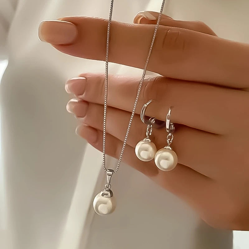 PearlGlow Vintage Necklace Set