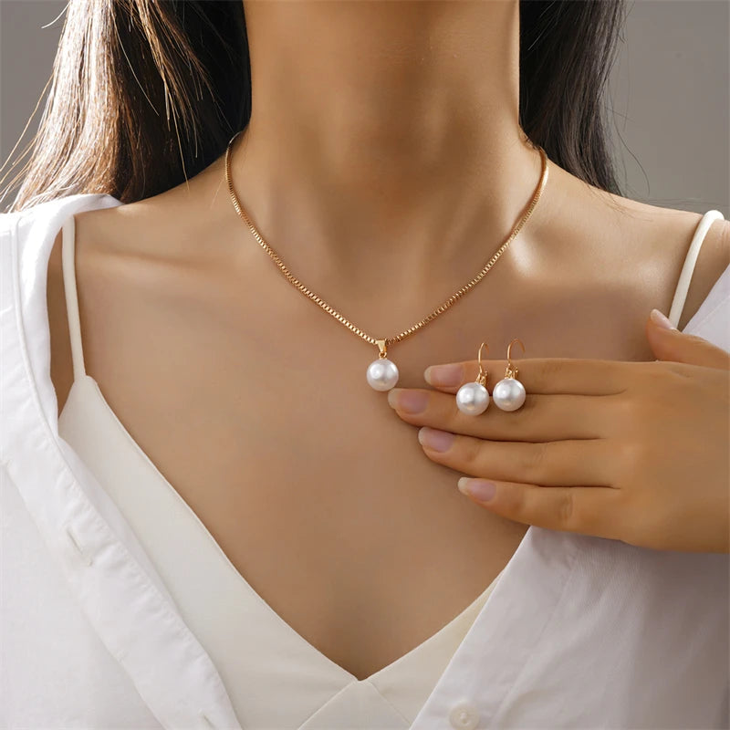 PearlGlow Vintage Necklace Set