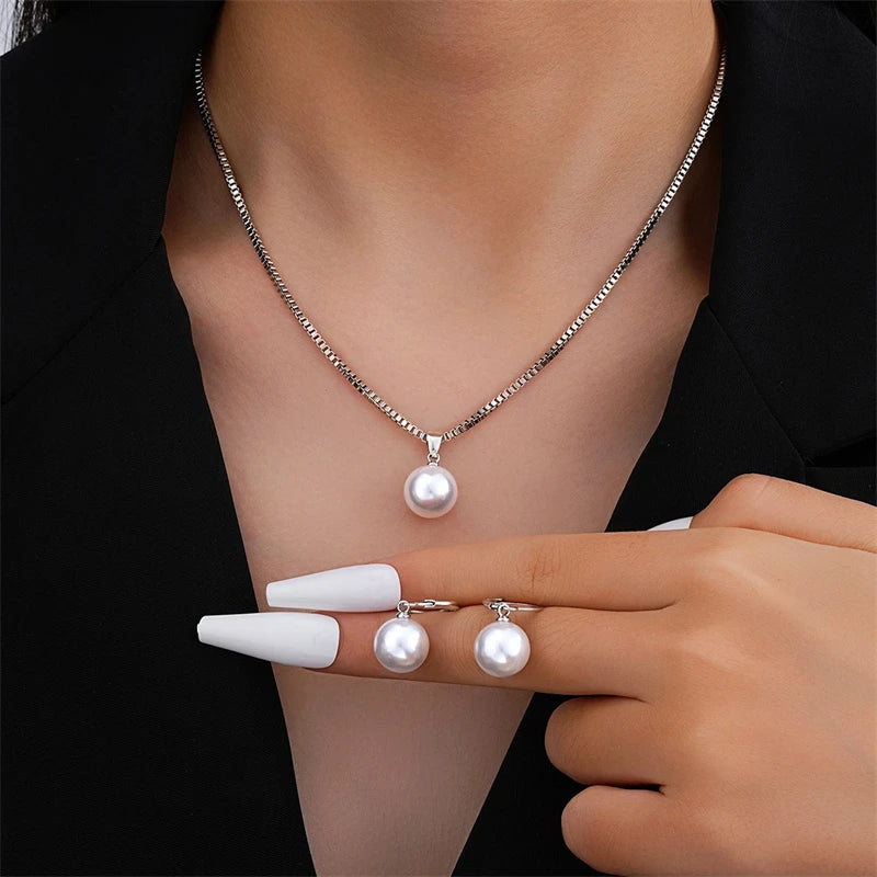 PearlGlow Vintage Necklace Set